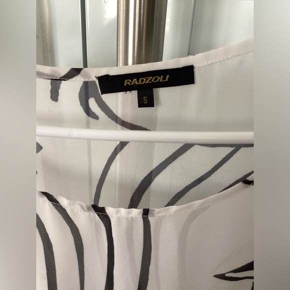 Asymmetrical Blouse Size S (oversized) - Color: Black & White - Picture 2 of 3